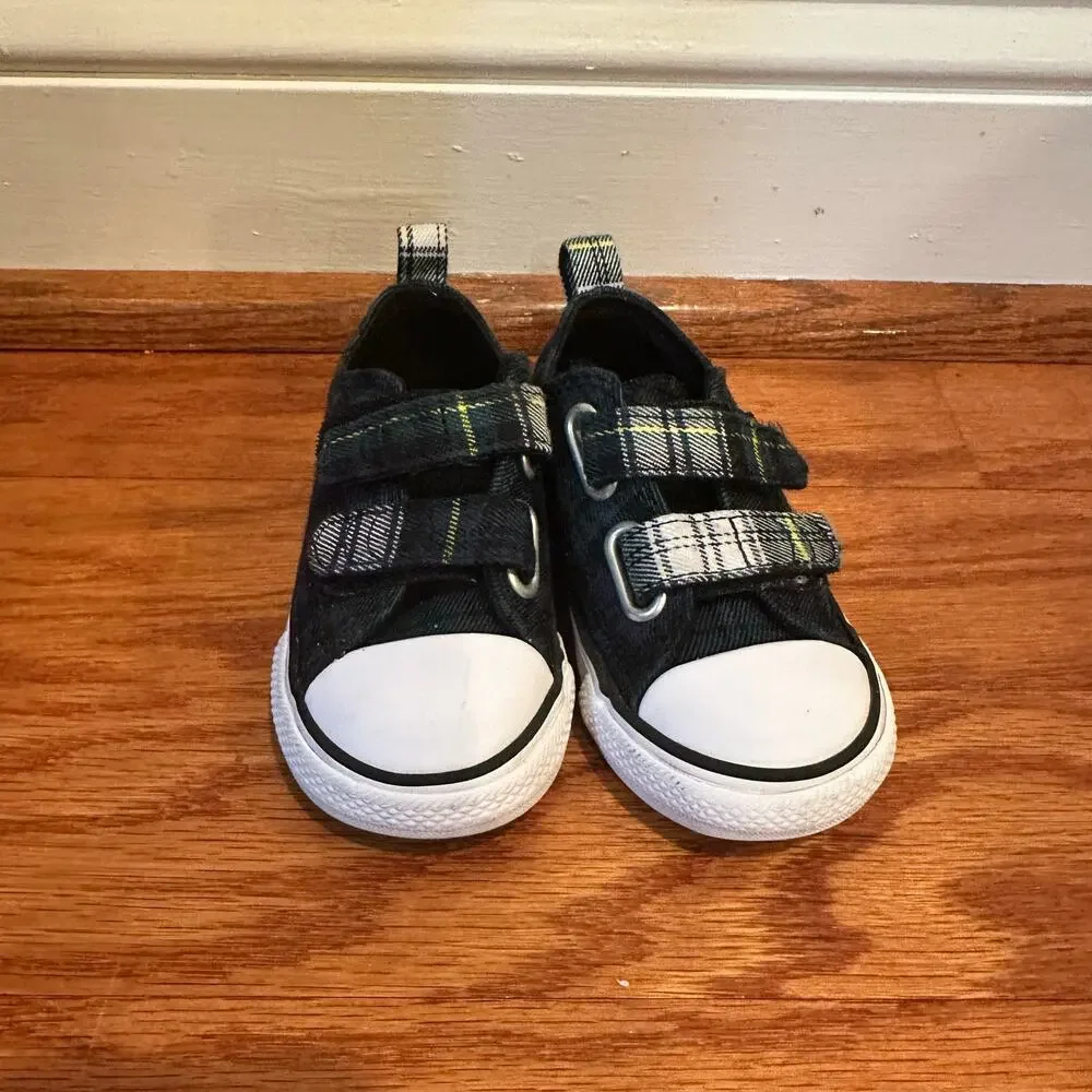 Toddler Converse Sneakers sz 6